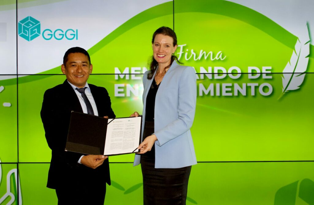 Minister of Science, Technology and Innovation, Arturo Luna, and the Deputy Director-General at GGGI, Helena McLeod, pose to show the signed MoU